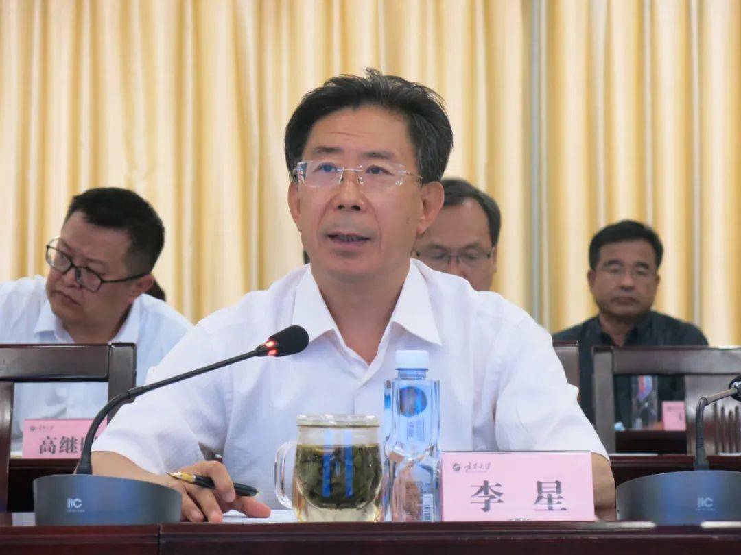 李星代表学校党委和行政对各位专家的到来表示欢迎,对专家们的辛勤