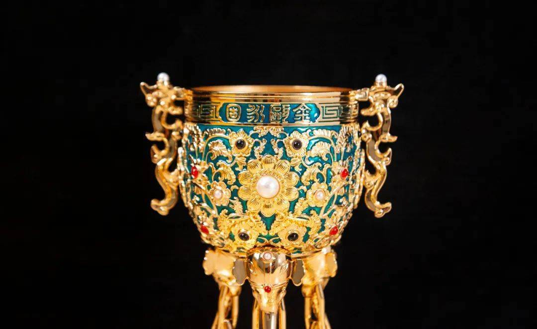 整体呈"鼎"型,正面镶有"金瓯永固",寓意江山永固,福气绵绵,基业长存.