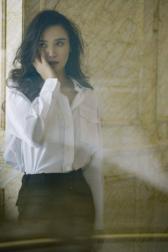 宋佳发布一组白衬衫复古港风写真优雅回眸散发迷人魅力