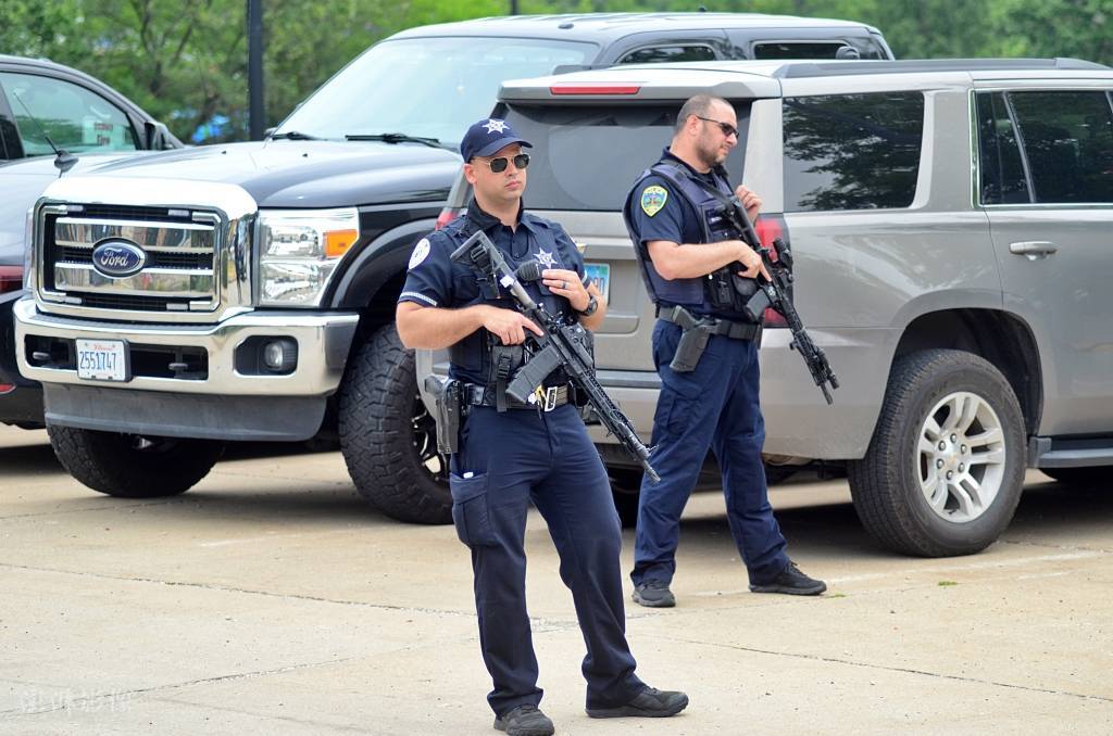 当地时间8日晚,美国佛罗里达州一个匿名戒毒互助会上发生枪击事件