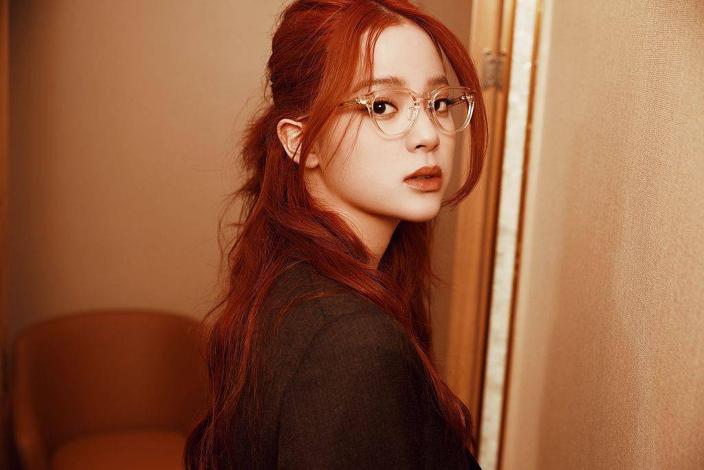 欧阳娜娜发布限定红发写真戴框架眼镜眼神故事感足