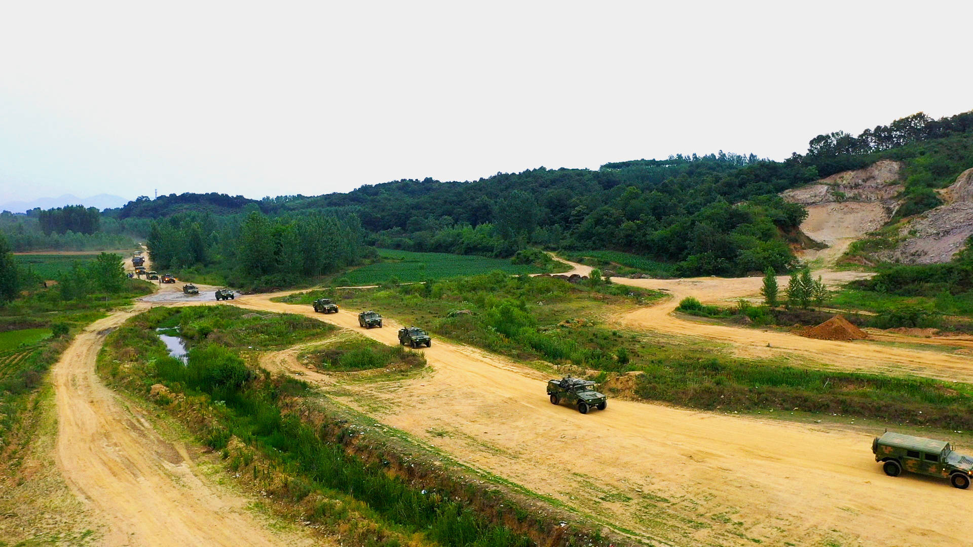 陆军第80集团军某旅开展跨区实兵对抗演习