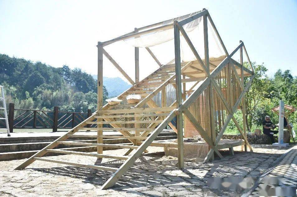 留影主体屋架完成搭建屋架切割钻孔平整地基在两天的实体作品建造中