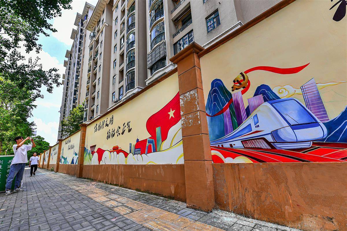 多彩墙绘 扮靓城市_武汉市_围墙_日月