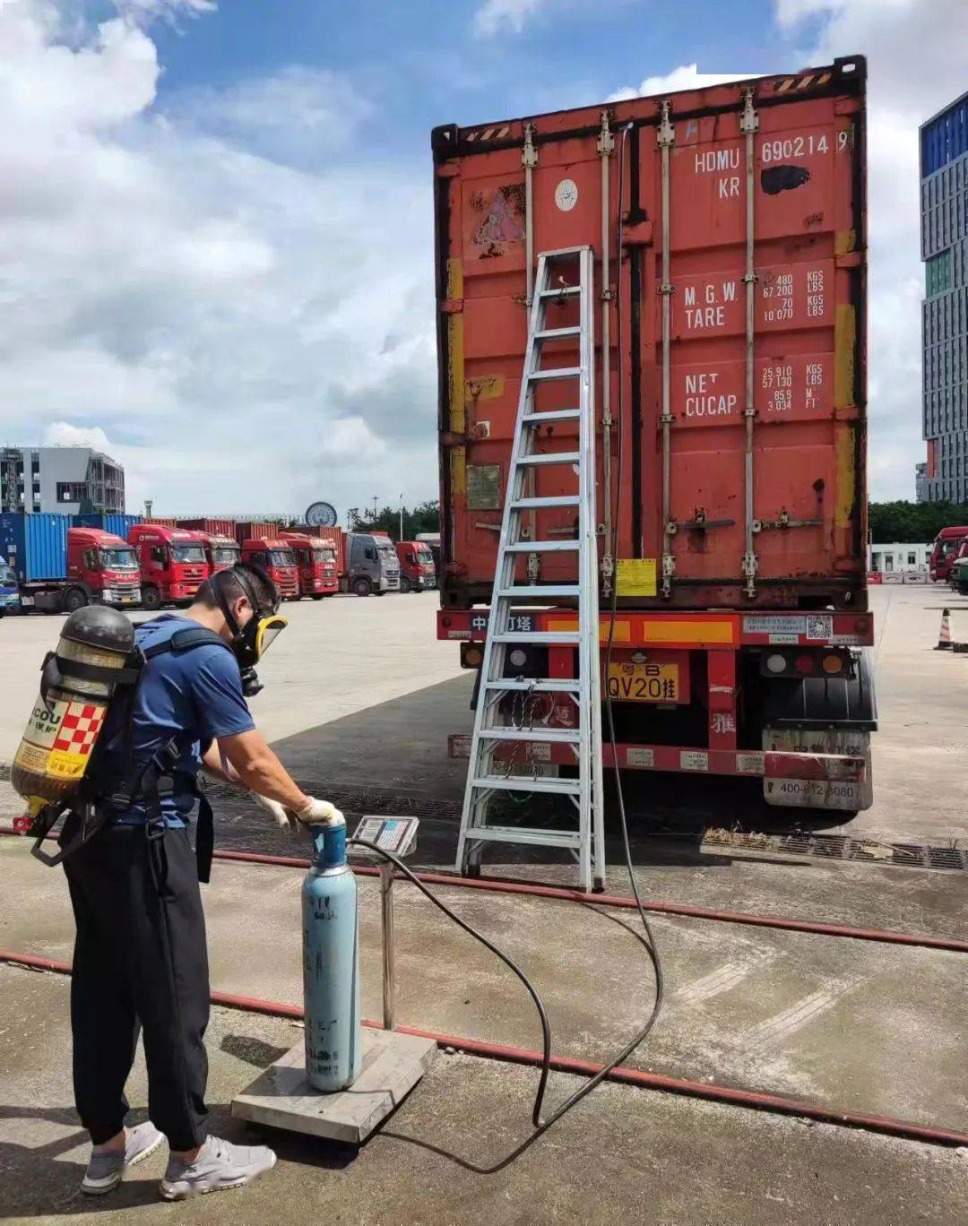 深圳公司所属检疫公司蛇口工作部检疫员在蛇口检疫处理场开展熏蒸投药