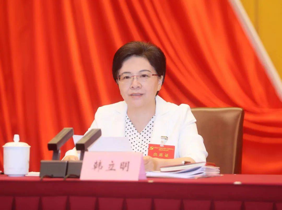 省委常委,市委书记韩立明代表市委常委会向全会报告工作并作总结讲话.