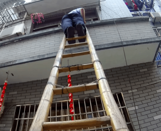 电话不接大门反锁临安一辅警将梯子架到了二楼窗户