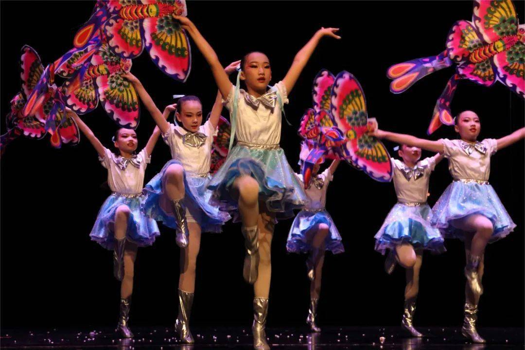 手舞足蹈喜相逢——成都城市音乐厅艺术展演夏令营(市青少年宫舞蹈