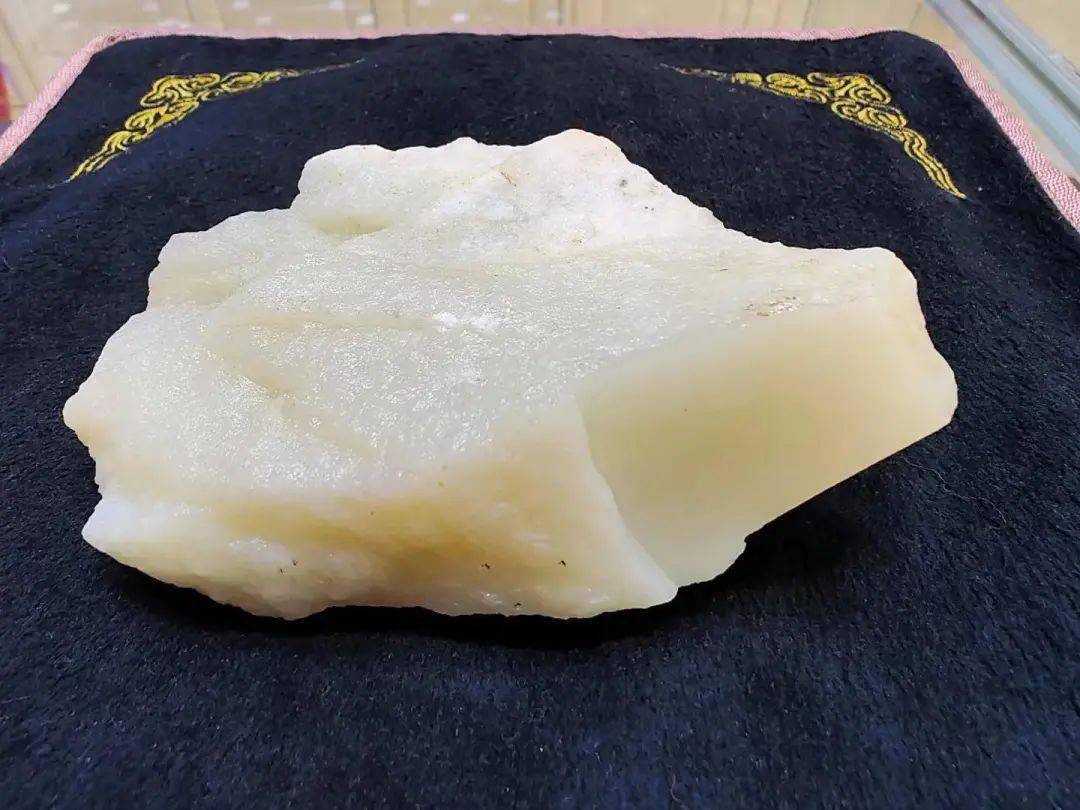 和田玉里的黑山料,价值为何如此贵重_皮色_且末_于田