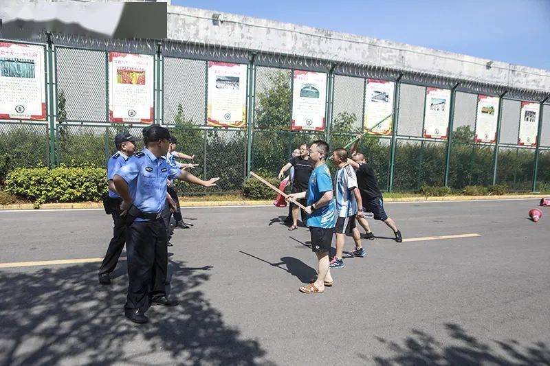 进一步增强民警处置突发事件能力,8月11日上午,渝西监狱联合重庆市