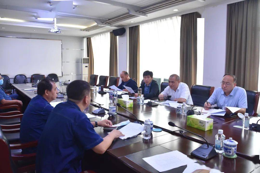 在五阳热电厂,集团副总经理王大力详细了解了该厂能耗