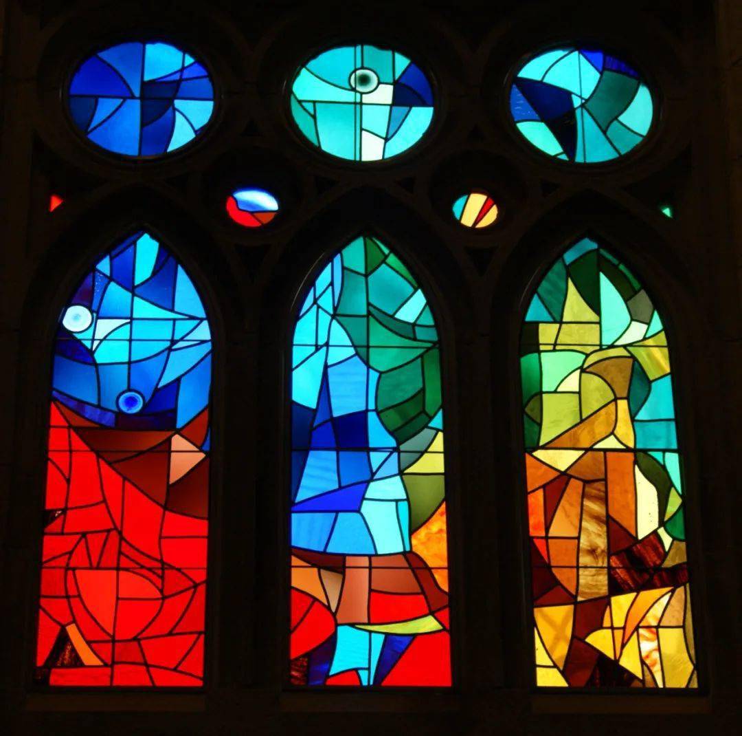 教堂窗户彩色玻璃绘画图片