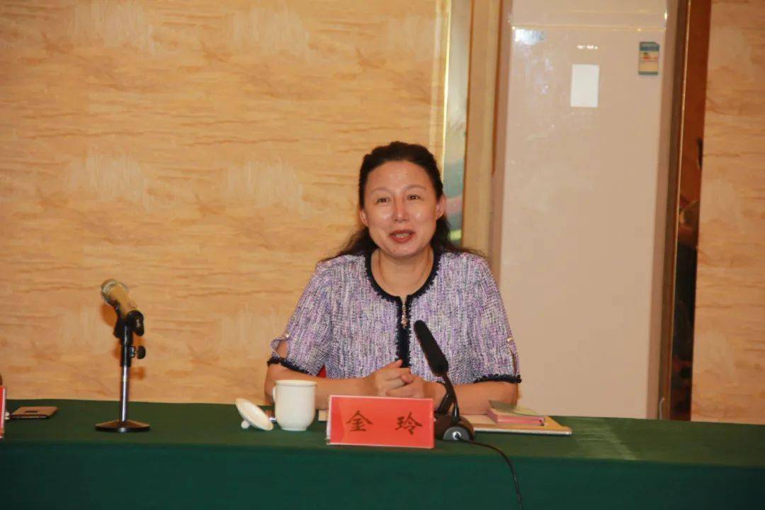 会上,烟台卫健委副主任金玲向专家组介绍了烟台市卫生健康食品安全