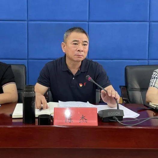 周巍徐宏亮王晶疫情防控支援代表发言为47名"战疫先锋"颁发纪念章做到