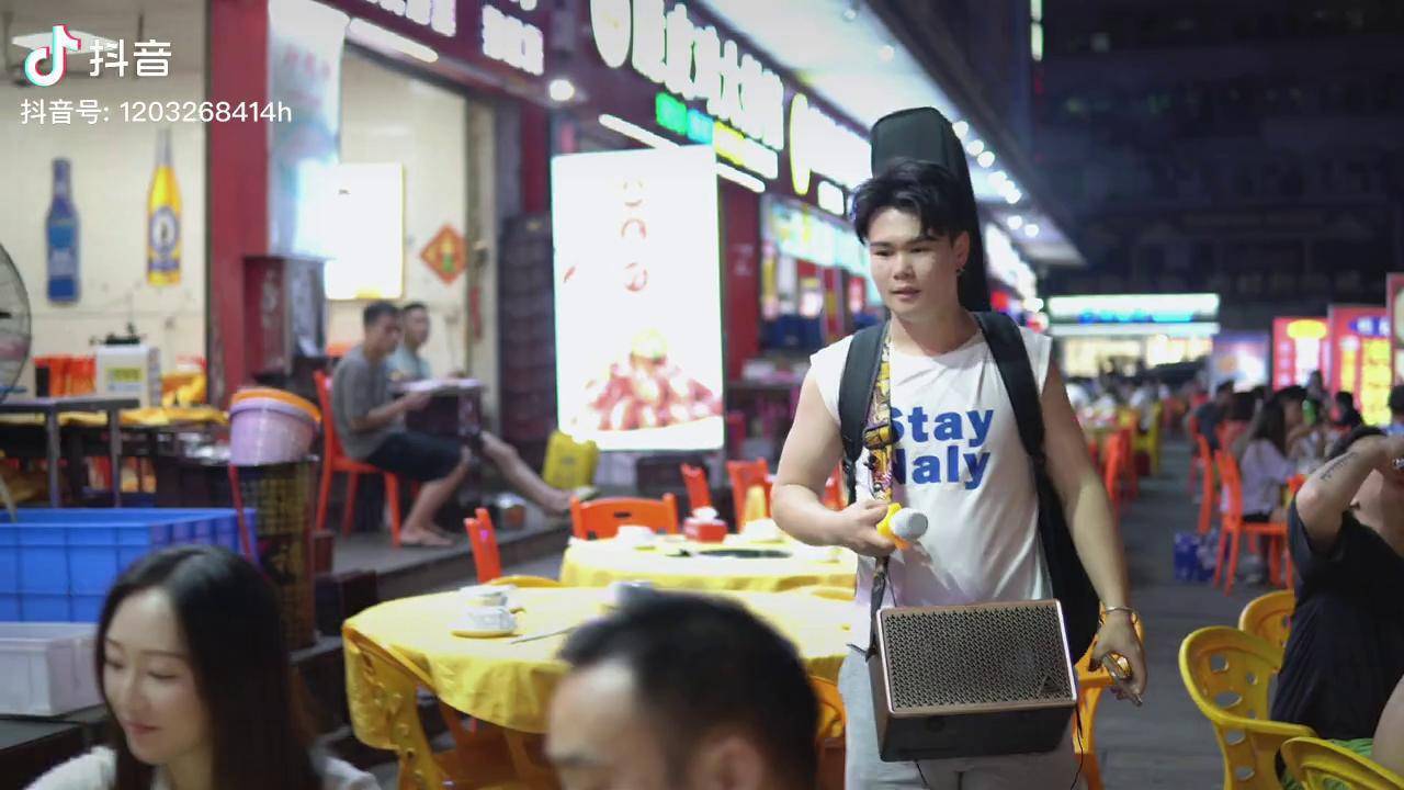 大排档卖唱被美女点歌要求合唱《红唇》,她居然唱的那么好听!