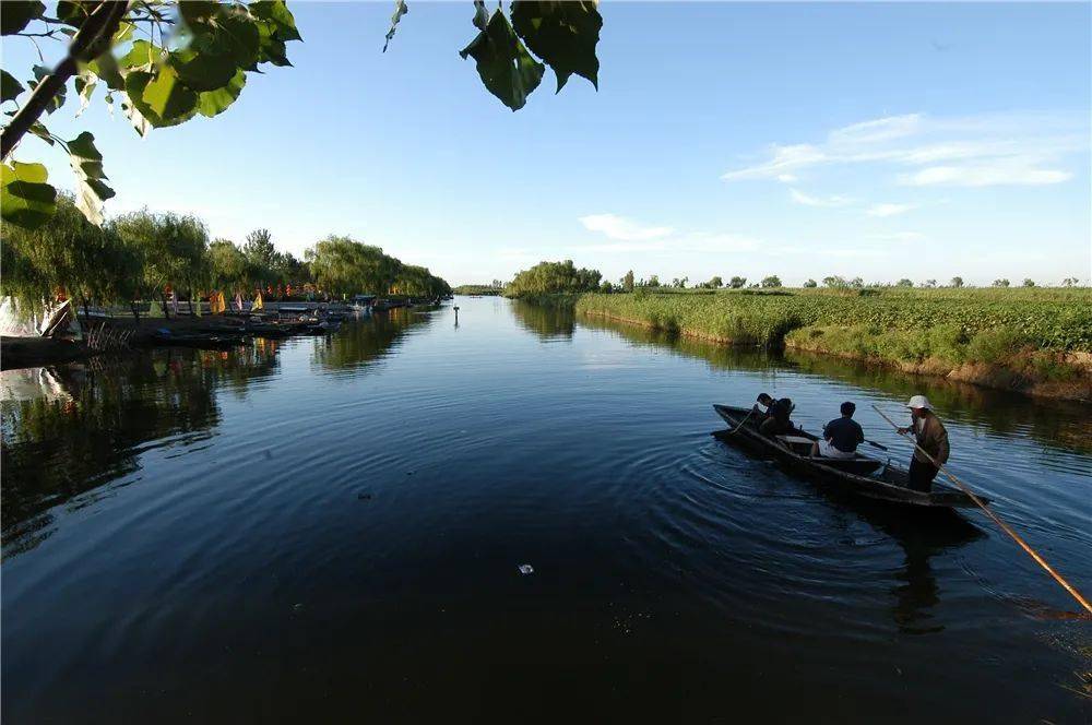淄博山水众多,原山,鲁山……山山延绵苍茫,突兀雄伟;马踏湖,红莲湖