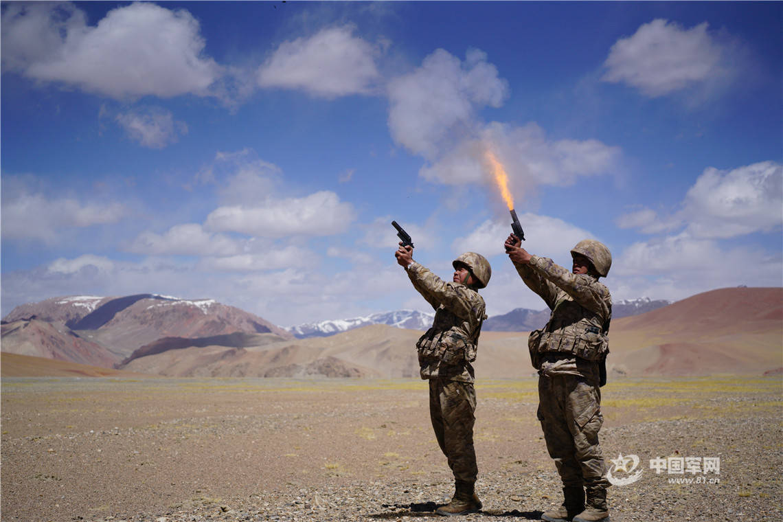 车载反坦克导弹实弹演练火力全开_活靶子?