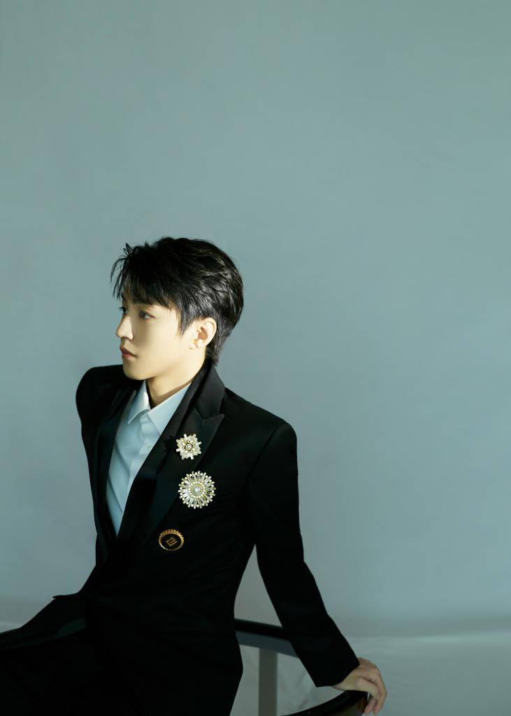 王俊凯北影节开幕红毯造型写真释出 黑色西装出镜精致帅气