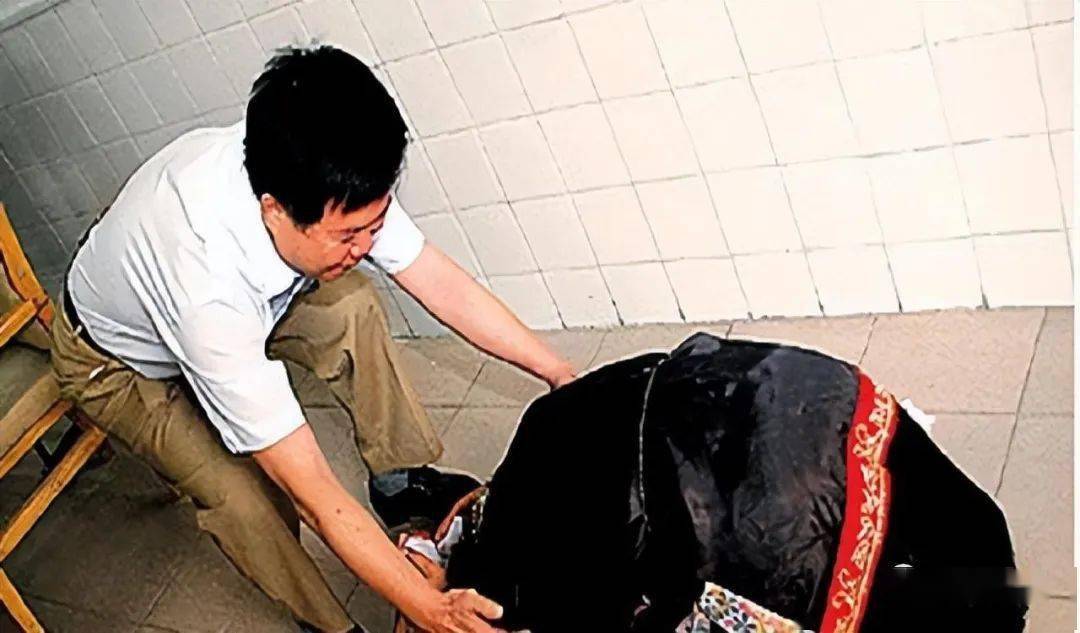 1995年东莞殡仪馆一"女尸"离奇复活,11年后来报恩,已成大画家_何亚胜