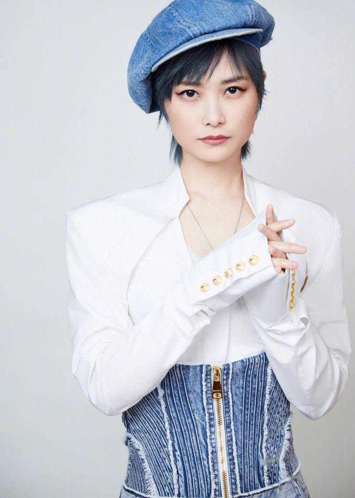 李宇春《央视夏日歌会》造型写真释出 链条高腰裤配贝雷帽甜酷范_牛仔