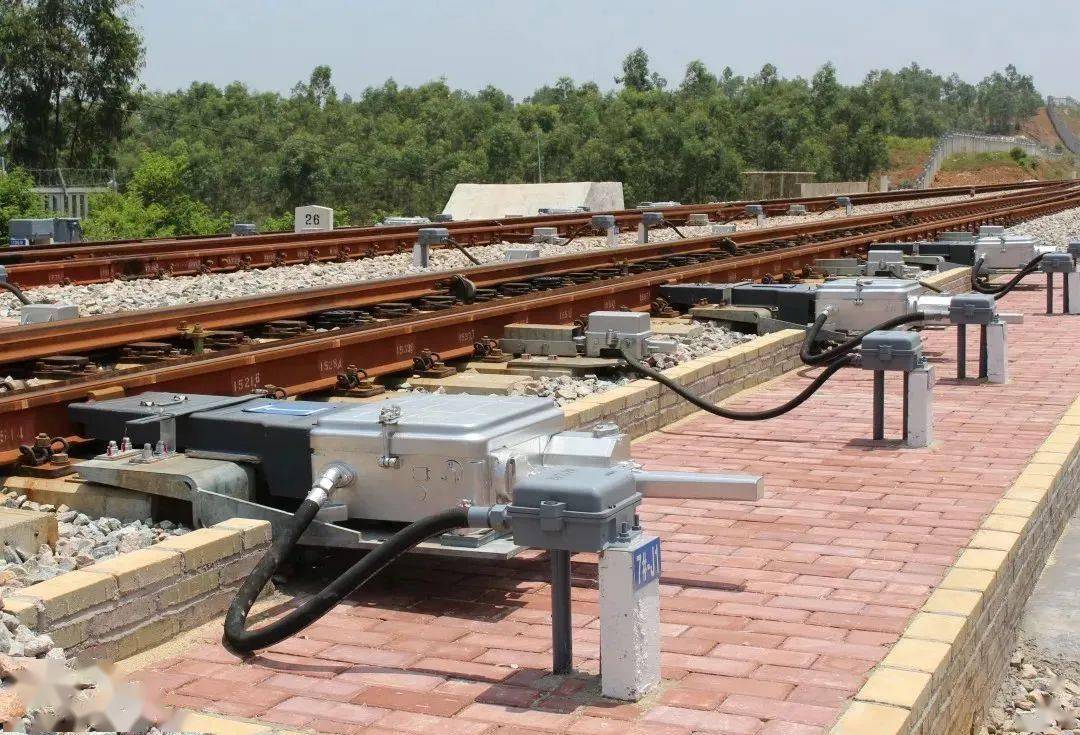 "蛇皮管"还有一种电锁器手扳道岔,它依靠地面上的金属导管传递动力,而