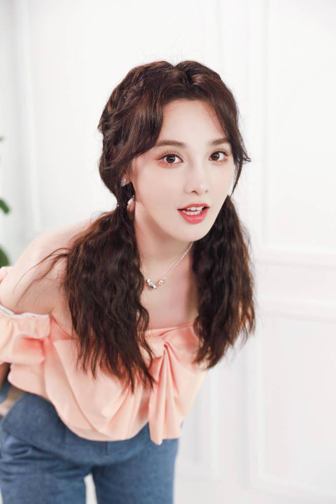 彭小苒《美丽俏佳人》双马尾造型写真 一字肩露脐衫搭开叉喇叭裤