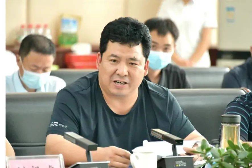武安市政府副市长温金良作了大气污染防治工作情况汇报.