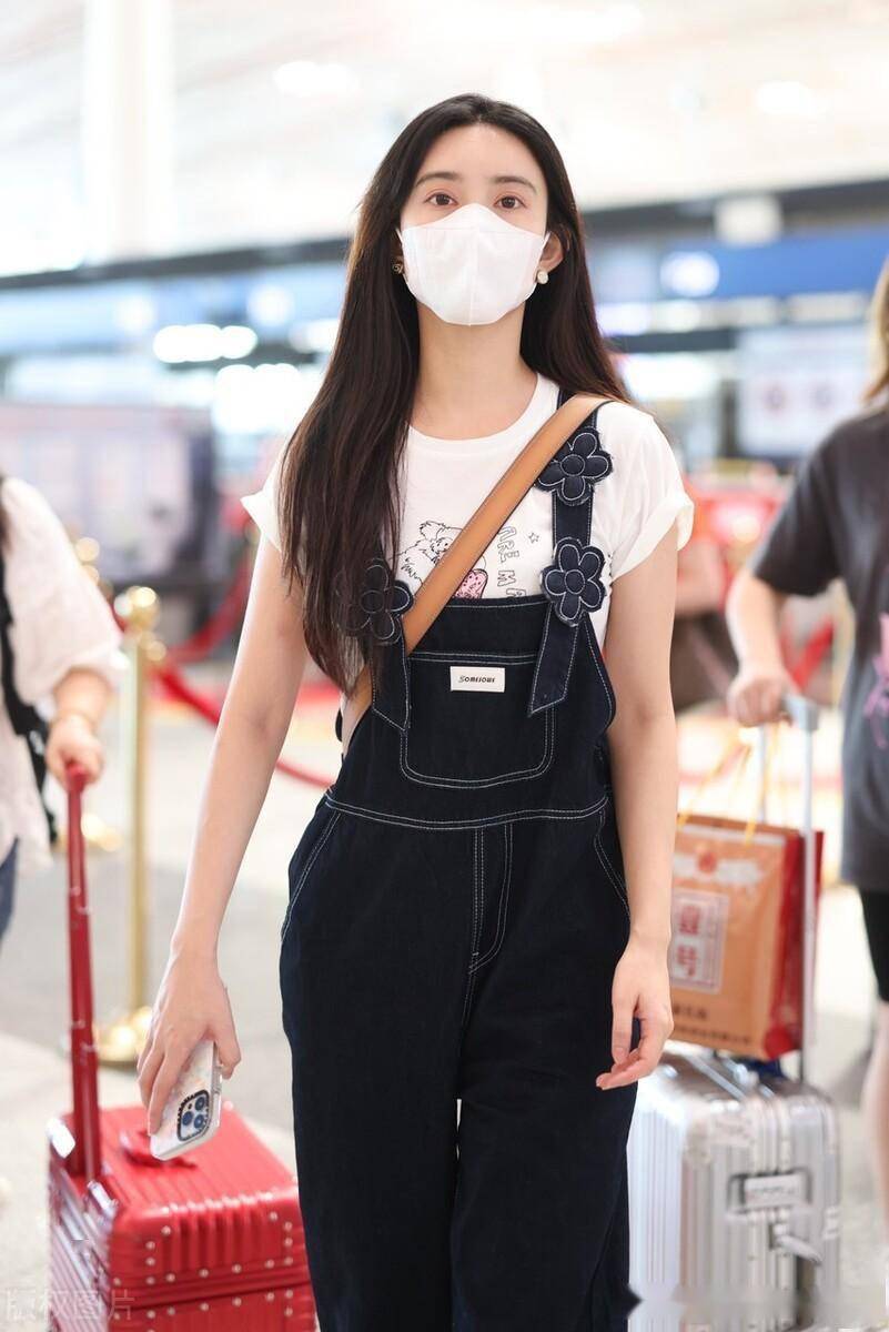 街拍:孟子义白色t恤 牛仔裤 帆布鞋青春靓丽_机场_北京_孟子义