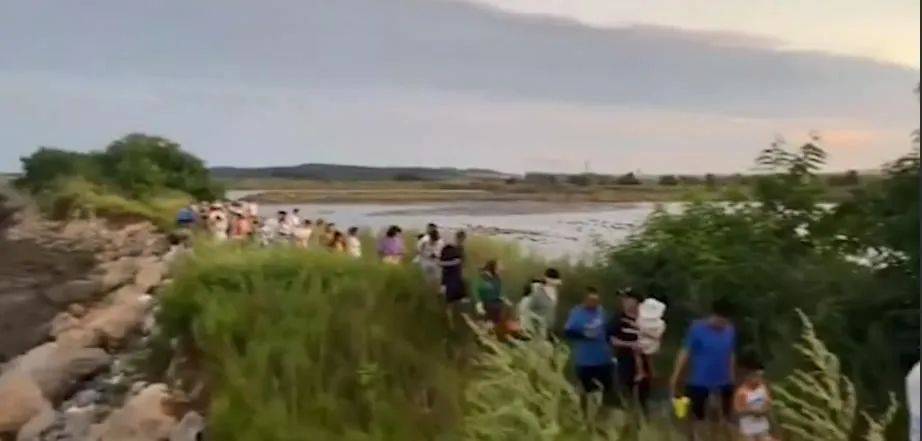 大连“网红赶海地”浮桥断裂，数百名被困游客已疏散转移