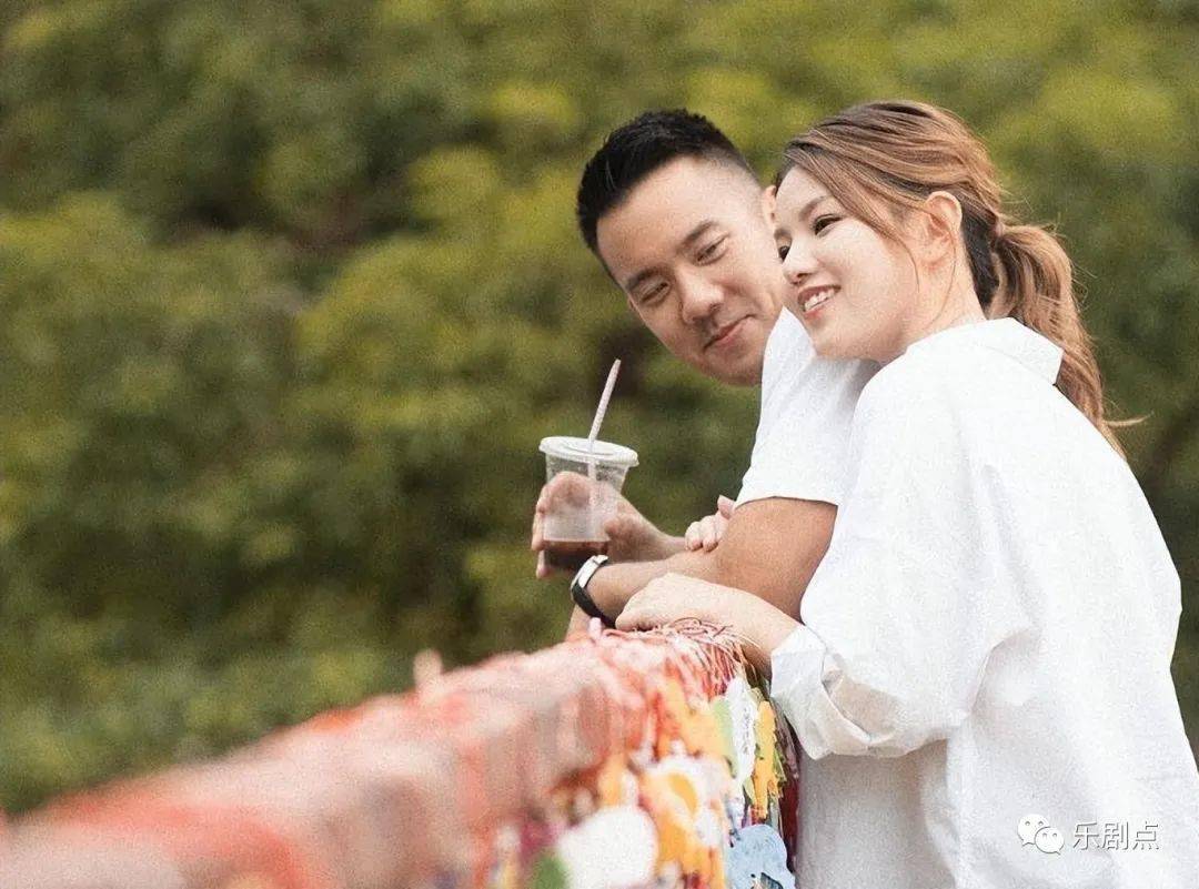 三代同堂太温馨,亲姐元秋涂红唇精神好_张筠_穿着_老公