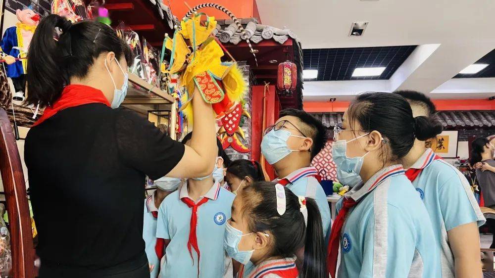莱西市济南路小学开展"深耕传统文化,感悟非遗魅力"之"木偶戏"研学
