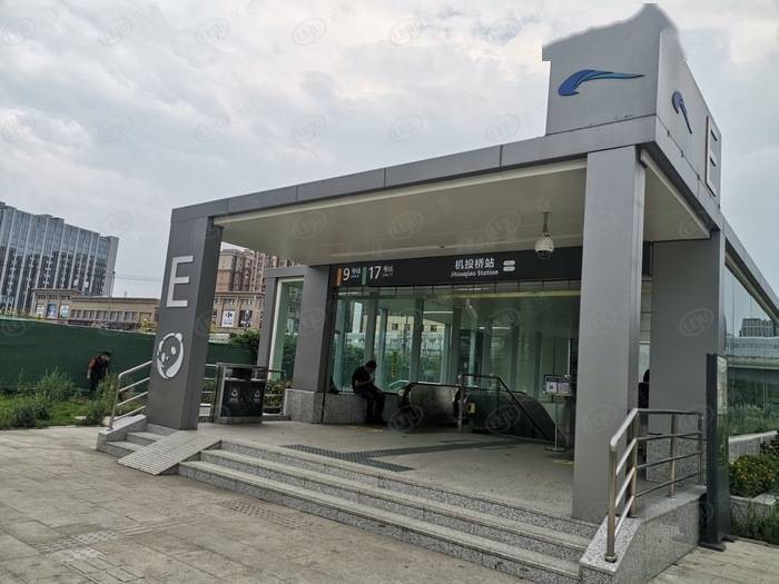 可通达全城,其中最近的地铁站为机投桥(地铁站),步行距离约为1