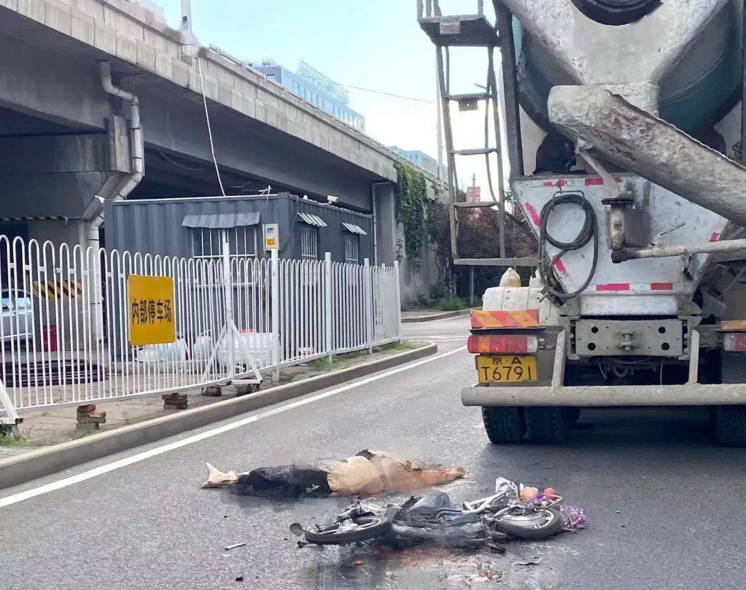 昨日,据网友投稿:丰台区花乡桥南四环西路辅路发生重大交通事故!