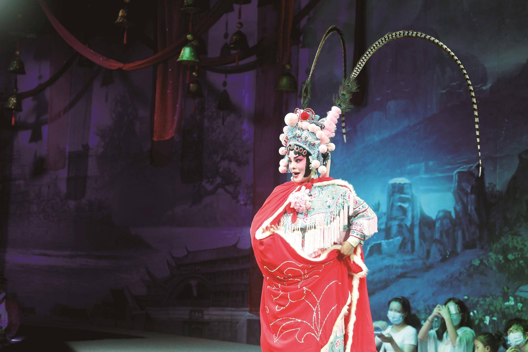 抖音播放量4400万次 不少人二刷三刷现场年轻人追捧沉浸式京剧《一丈青》