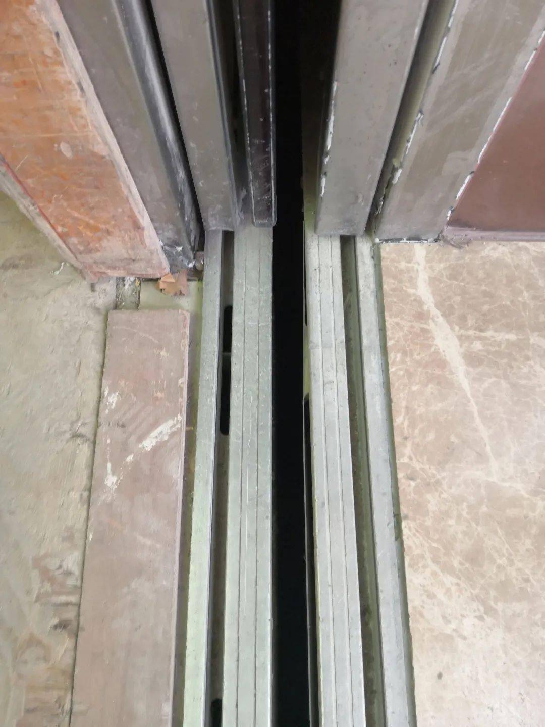 门口或地坎有杂物遮挡光幕或门触板.