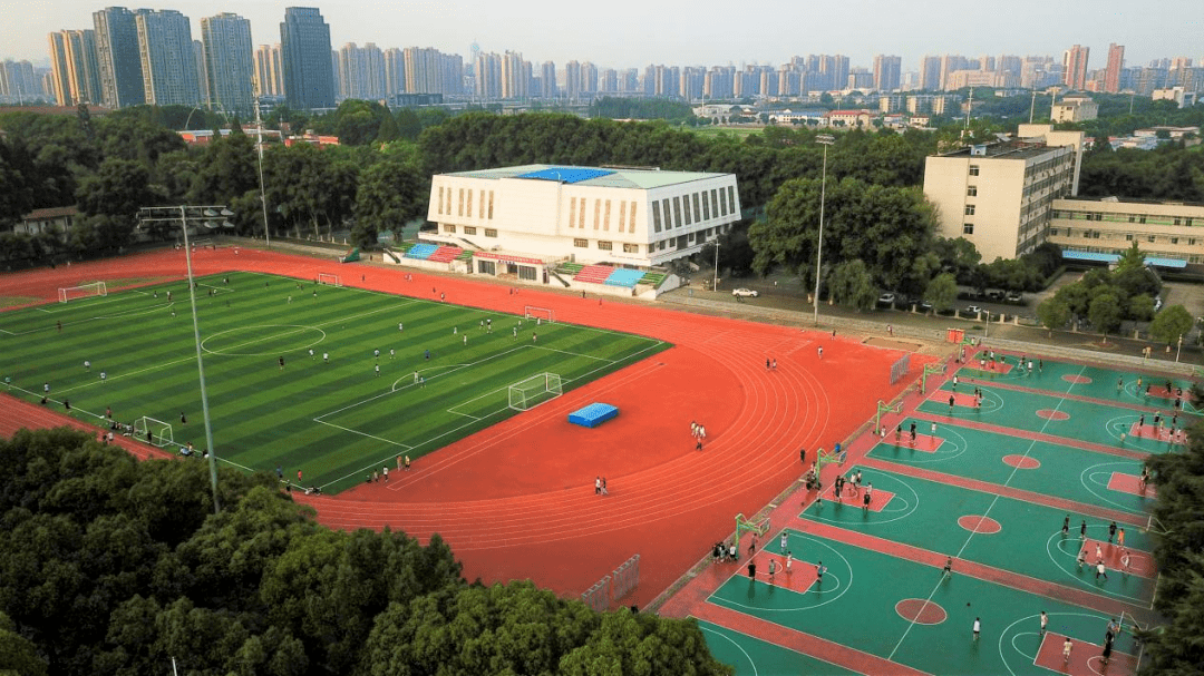 中区操场有体育馆,配有足球场,多个篮球场以及常规400m田径跑道,西区