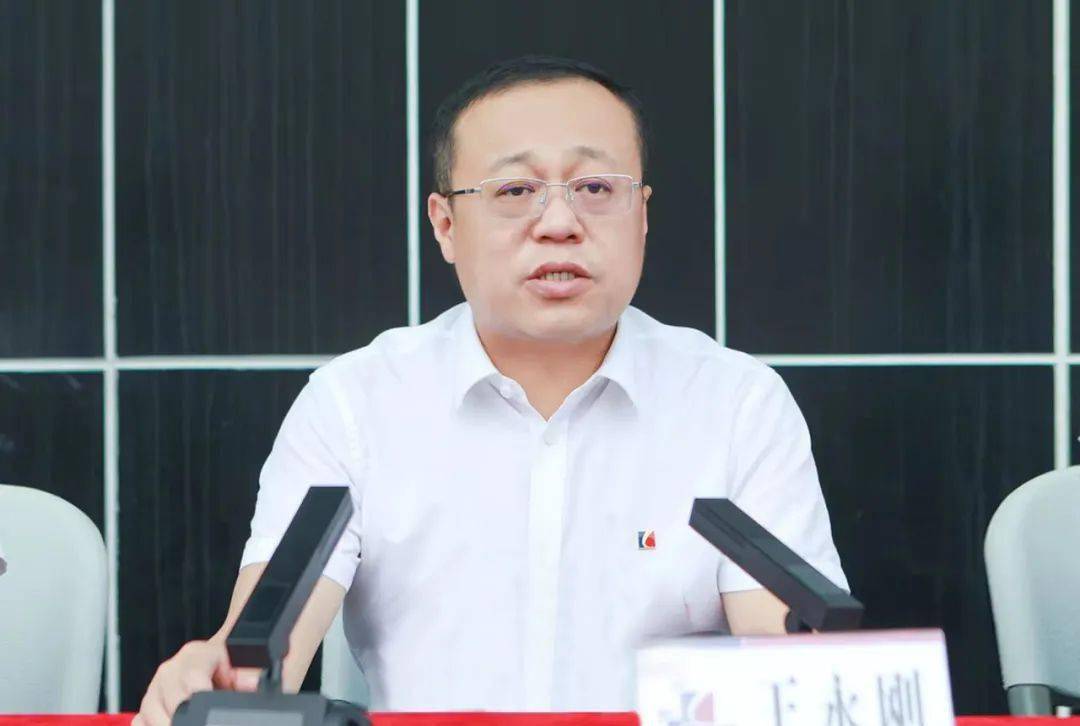 官地矿党委书记,副矿长王永刚致开幕词.