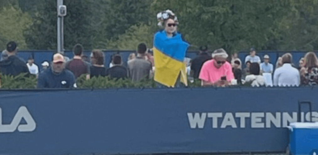 女子披乌克兰旗帜观看两名俄罗斯选手比赛，被驱逐