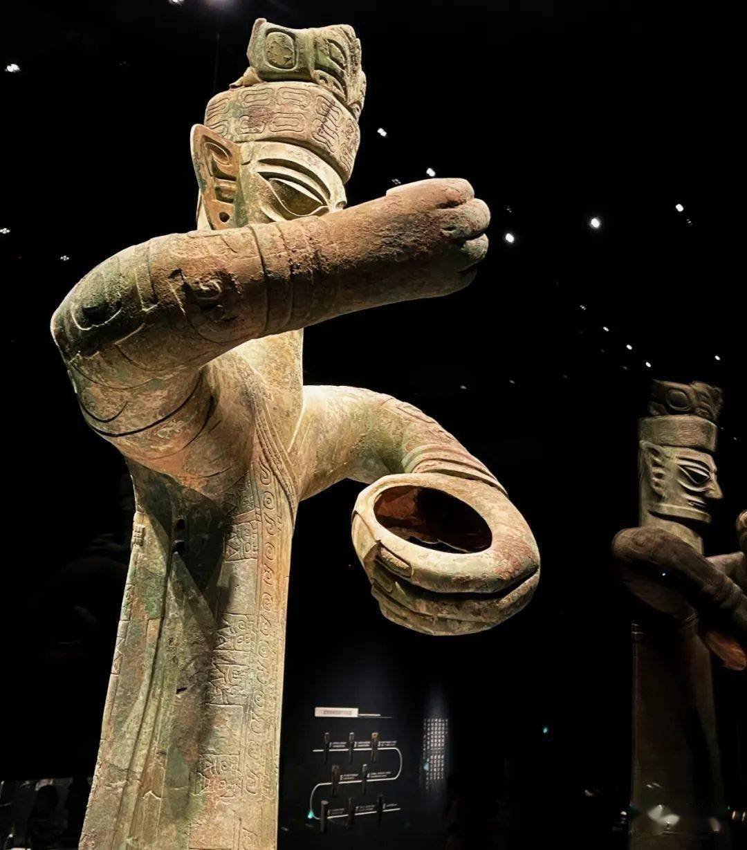 商代青铜大立人精赏三星永耀惊天下三星堆博物馆青铜器上篇