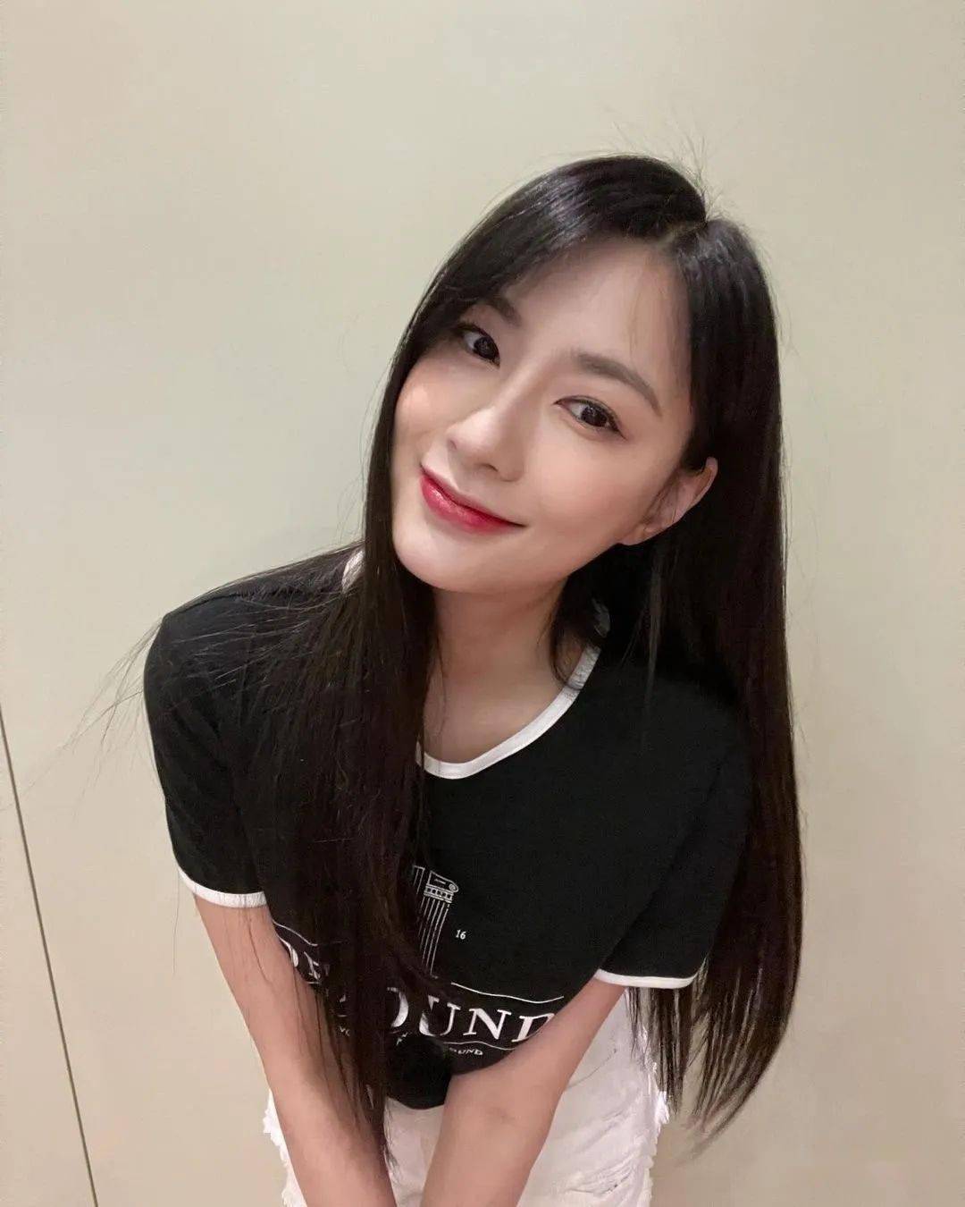 red velvet朴秀荣丰满身材,apink吴夏荣优越大长腿_黑色_身高_首尔