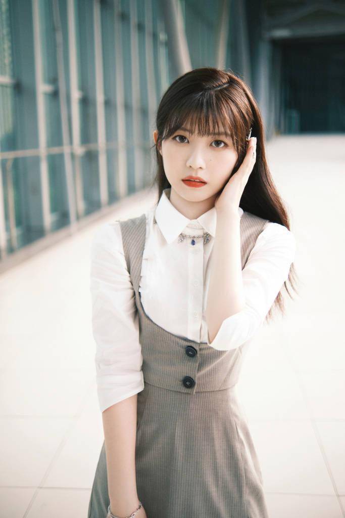 造型写真曝光 留齐刘海巧笑嫣然超甜_赖美云_齐刘海_写真