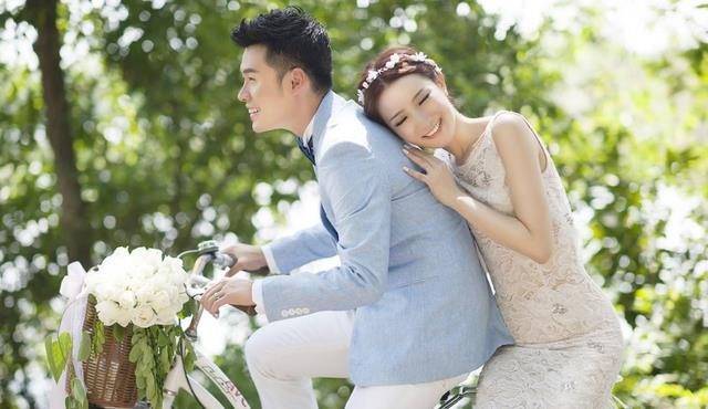 陈赫前妻许婧晒与外籍男友旅行照,男方阳光帅气超有型,恩爱知己_婚姻