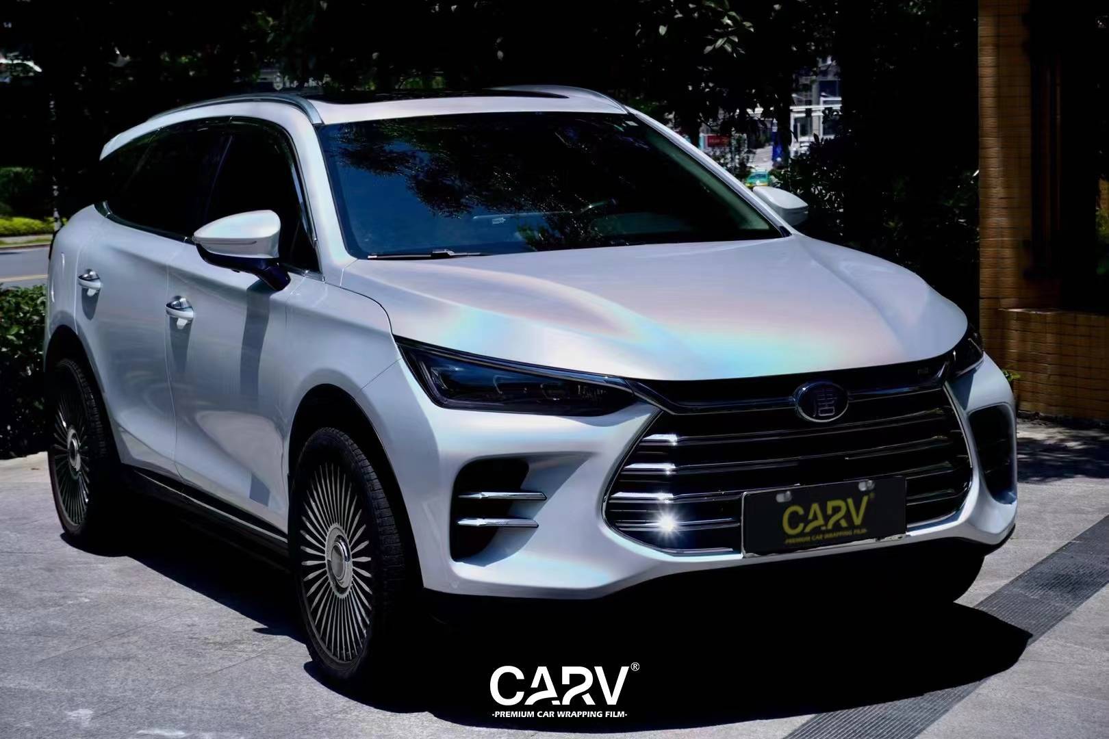 比亚迪唐卡孚改色膜白金镭射白,白变彩虹色_搜狐汽车_搜狐网