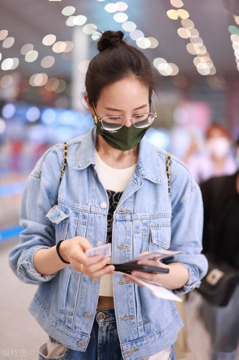 穿浅色牛仔套装扎丸子头简单清爽_北京机场_张钧甯_浅色