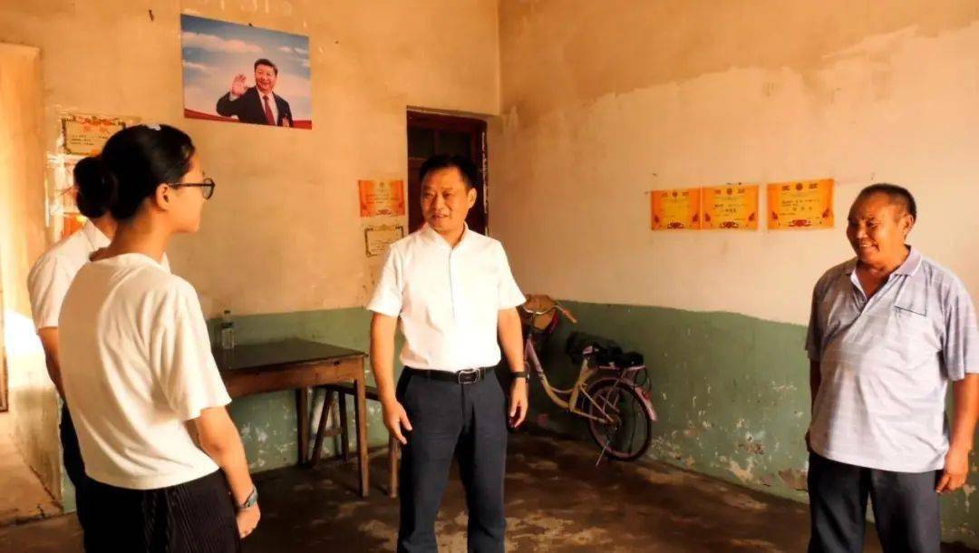 进贤县委书记走访慰问脱贫户_徐强来_生活_杨小女