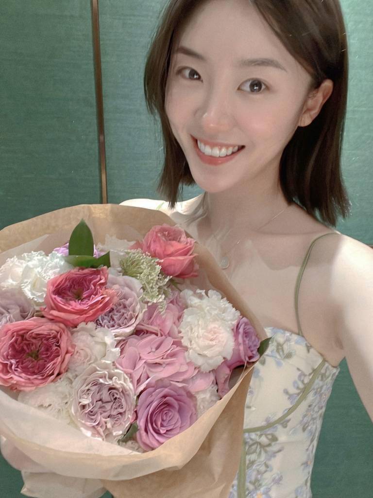 张月发布短发盐系写真 手捧鲜花笑容满满_张月_写真_短发