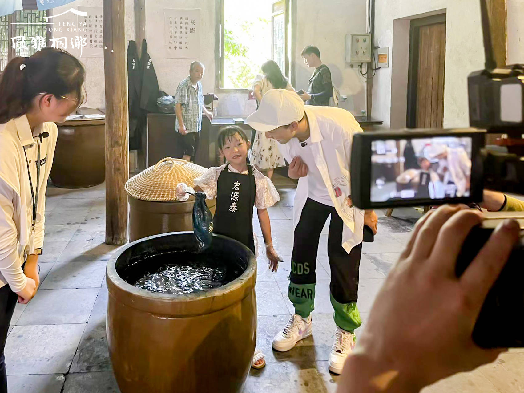 新闻主播席文搭档桐乡市文化广电旅游体育局副局长顾守菊与研学小主播