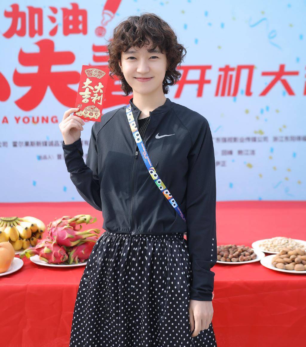 焦俊艳气质太好了,穿黑白波点裙配老气卷发造型,一笑甜美极了_上衣