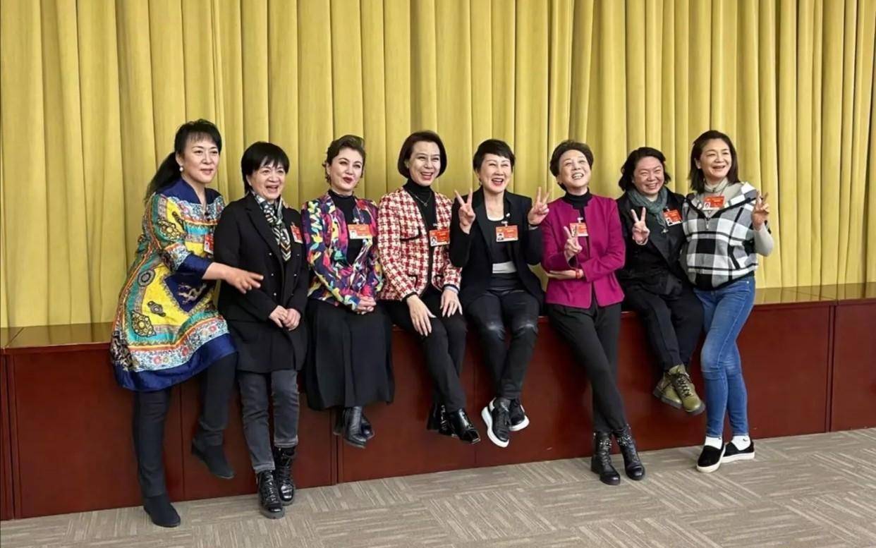 这张照片上是全是女委员,应该是三八妇女节那天拍的,女同志们个个意气