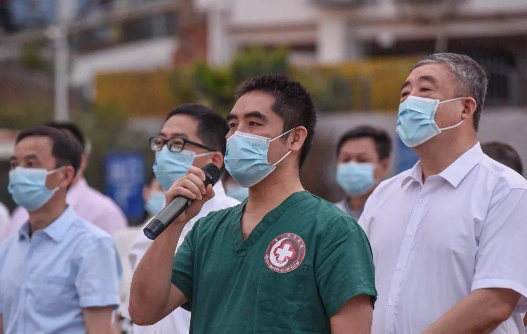 院长裴晓华主持座谈会,并介绍了医院医务工作,提前祝贺